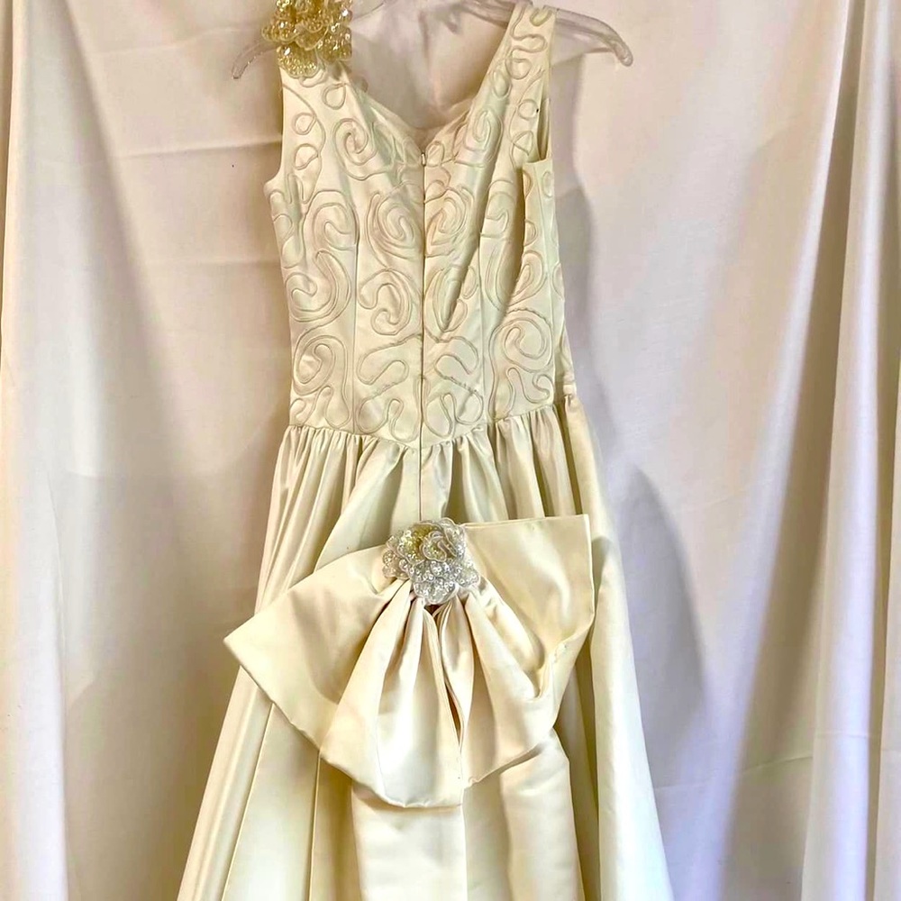 Macis Off White Sleeveless Formal 
Size 10
Great condition 
100% polyester